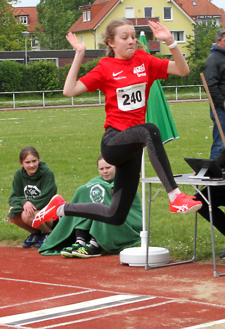 W12-Sportlerin Greta Luisa Karsten vom LAZ Soest - hier beim Weitsprung- führt derzeit mit 1,48 Metern und einem Vorsprung von acht Zentimetern                                                      die Rangliste Westfalens im Hochsprung an. Foto: Reinhard