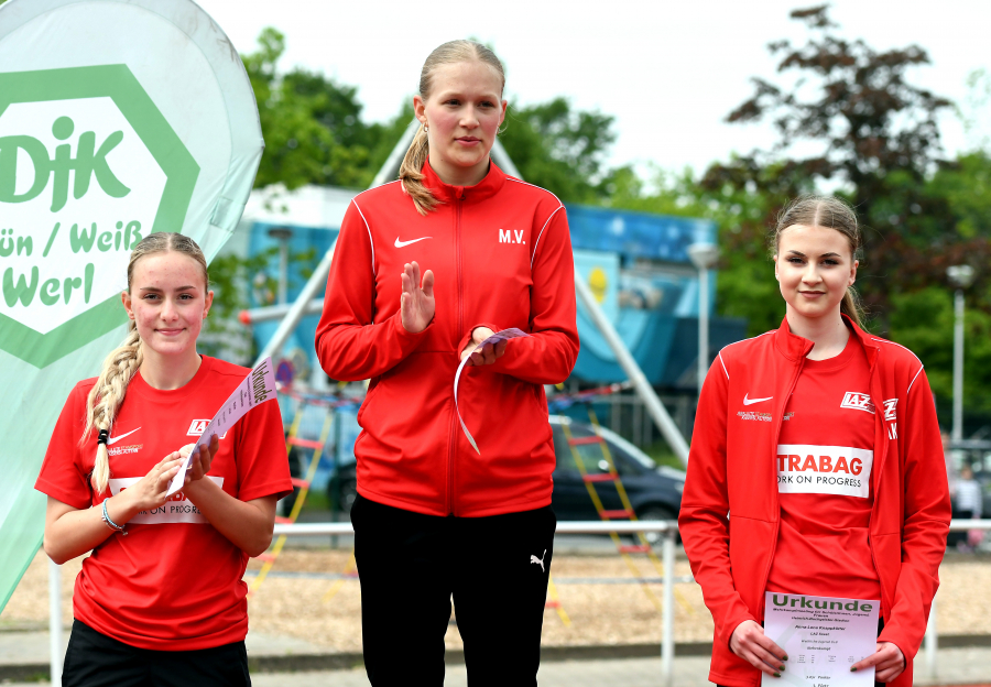 Das U18-Siebenkampfteam des LAZ Soest mit (von links) Maya Klute, Mia Vollmer und Anna-Lena Knappkötter ist mit 10.768 Punkten westfälischer Spitzenreiter und liegt deutschlandweit auf Platz acht. Foto: Bottin