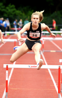Wie ein präzises Uhrwerk: Laura Voß vom LAZ Soest legte jetzt die 400-Meter-Hürden in Wattenscheid wieder in nahezu identischer Zeit wie in den Rennen zuvor zurück. Foto: Bottin|Wie ein präzises Uhrwerk: Laura Voß vom LAZ Soest legte jetzt die 400-Meter-Hürden in Wattenscheid wieder in nahezu identischer Zeit wie in den Rennen zuvor zurück. Foto: Bottin|Erst die rote Karte wegen eines Fehlstarts über 100 Meter, dann 25,25 Sekunden über 200 Meter: U18-Athletin Maja Bolinger vom LAZ Soest startete beim Rehearsal der World University Games in Wattenscheid. Foto: Bottin|||