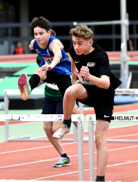 Starker Auftritt: M12-Sportler Michel Bottin (rechts) vom LAZ Soest setzte sich mit persönlicher Bestleistung über 60-Meter-Hürden souverän gegen Leonas Czeranka (TV Werne, links) durch. Foto: Bottin|Starker Auftritt: M12-Sportler Michel Bottin (rechts) vom LAZ Soest setzte sich mit persönlicher Bestleistung über 60-Meter-Hürden souverän gegen Leonas Czeranka (TV Werne, links) durch. Foto: Bottin|Vier U14-Sportler des LAZ Soest (von links) Malte Langenscheidt, Michel Bottin, Rafael Hesse und Bastian Sievert, starteten mit unterschiedlichem Erfolg beim Junior Adventscup in Dortmund. Foto: Bottin|Überraschend setzte sich M12-Sportler Michel Bottin vom LAZ Soest nicht nur im 60-Meter-Hürdensprint, sondern auch auf der gleichlangen Flachstrecke (8,68 Sekunden) in Dortmund durch. Foto: Bottin|Blieb mit der Vier-Kilo-Kugel mit 9,90 Meter nur knapp hinter seiner erst kürzlich erzielten Bestmarke (10,11 Meter) zurück: (Noch) M13-Sportler Rafael Hesse vom LAZ Soest. Foto: Bottin|Nähert sich der Neun-Sekunden-Marke über 60 Meter: Bastian Sievert (M12) erzielte beim Junior Adventscup in der Helmut-Körnig-Halle mit 9,03 Sekunden eine neue persönliche Bestzeit. Foto: Bottin|Malte Langenscheidt (M12) legte die 60 Meter in Dortmund in 9,63 Sekunden zurück. Foto: Bottin|||