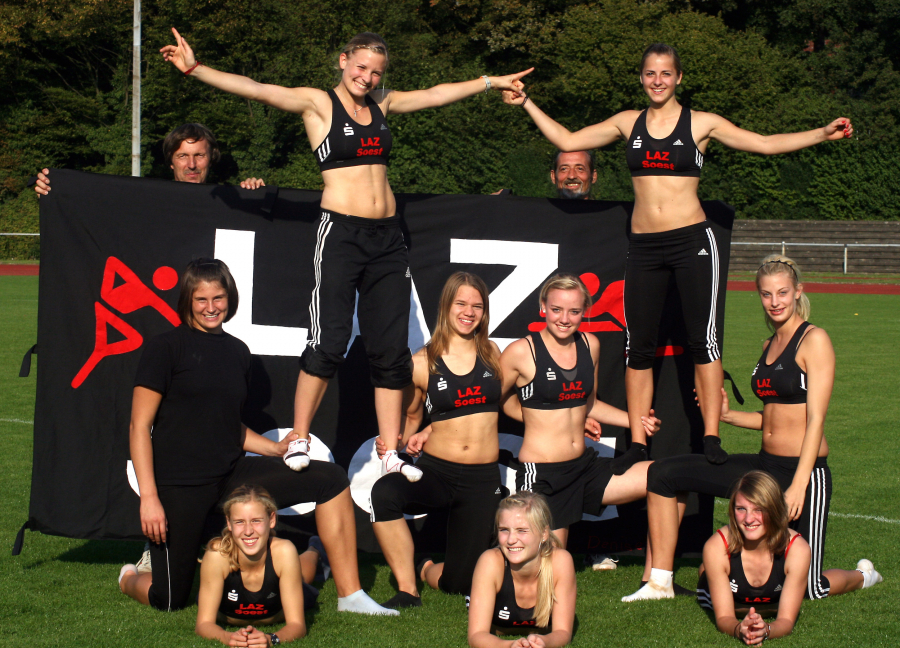 Topergebnis: Die weibliche U18 des LAZ Soest wurde 2009 in Gütersloh mit einem Spitzenresultat westfälischer Mannschafts-Vizemeister. Zum Team gehörten: Laura Voß, Sabrina Kummetat, Verena Gröne, Katrin Wendrich, Juliane Nübel, Jana Bergmann, Sofia Falkenberg, Anna Schulze-Wiehenbrauk und Lena Schulte. Foto: Bottin Topergebnis: Die weibliche U18 des LAZ Soest wurde 2009 in Gütersloh mit einem Spitzenresultat westfälischer Mannschafts-Vizemeister. Zum Team gehörten: Laura Voß, Sabrina Kummetat, Verena Gröne, Katrin Wendrich, Juliane Nübel, Jana Bergmann, Sofia Falkenberg, Anna Schulze-Wiehenbrauk und Lena Schulte. Foto: Bottin