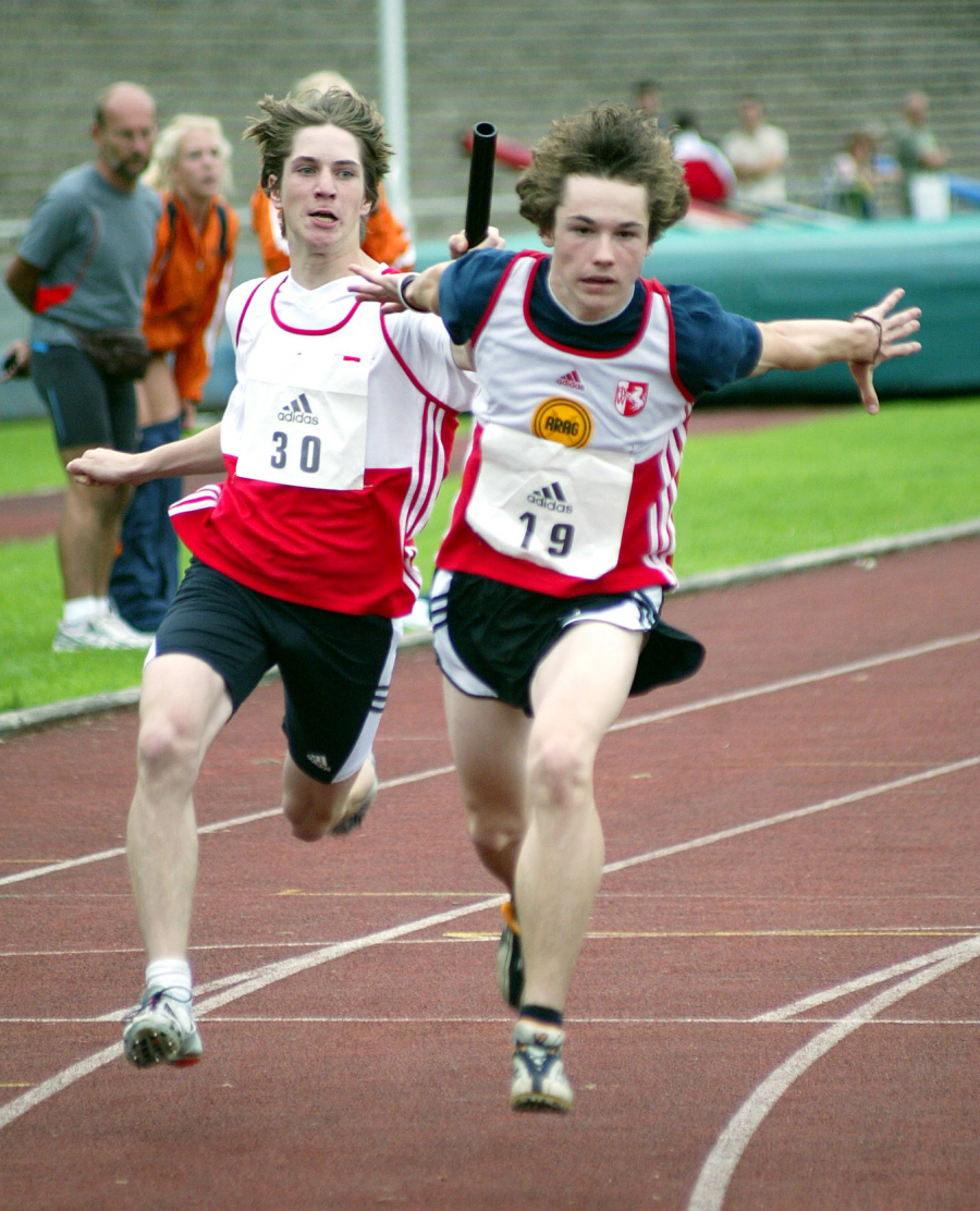 Der heutige LAZ-Vorsitzender Sebastian Moritz (rechts), hier 2006 beim U16-Länderkampf gegen die Niederlande in Gladbeck beim Staffelwechsel mit Johannes Volk vom LAC Veltins Hochsauerland, war zu Jugendzeiten einer der besten westfälischen Sprintern. Foto: Bottin Der heutige LAZ-Vorsitzender Sebastian Moritz (rechts), hier 2006 beim U16-Länderkampf gegen die Niederlande in Gladbeck beim Staffelwechsel mit Johannes Volk vom LAC Veltins Hochsauerland, war zu Jugendzeiten einer der besten westfälischen Sprintern. Foto: Bottin