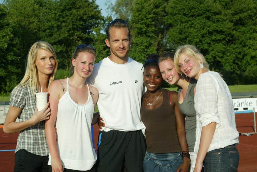 Stabhochsprunglegende Tim Lobinger am 28. Mai 2009 im Soester Schulzentrum mit den LAZ-Sportlerinnen (von links) Kira Bergermann, Alina Watermann, Stefanie Trampe, Laura Watermann und Anna Schulze-Wiehenbrauk. Foto: Bottin Stabhochsprunglegende Tim Lobinger am 28. Mai 2009 im Soester Schulzentrum mit den LAZ-Sportlerinnen (von links) Kira Bergermann, Alina Watermann, Stefanie Trampe, Laura Watermann und Anna Schulze-Wiehenbrauk. Foto: Bottin