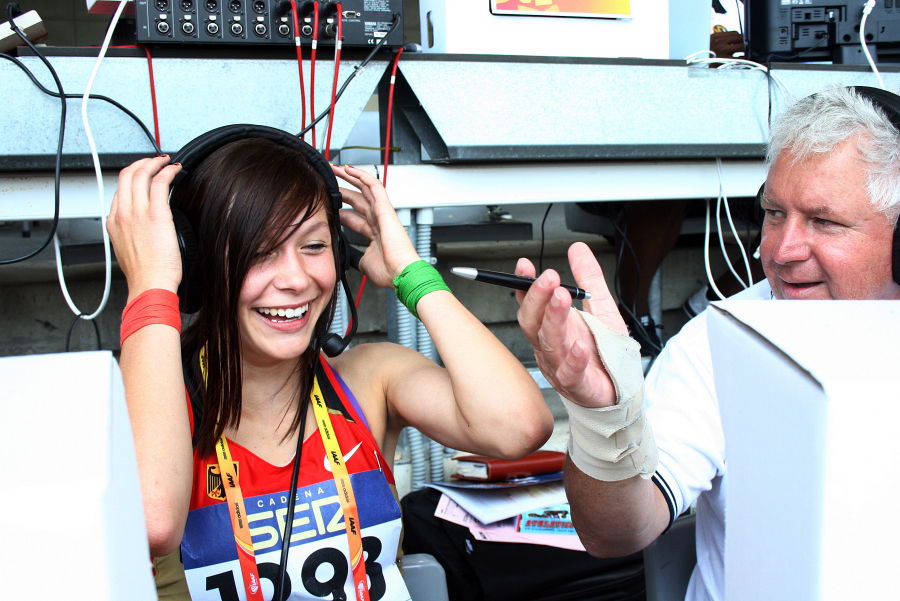 Live-Interview mit Siggi Heinrich im Olympiastadion von Barcelona: Direkt nach ihrem 200-Meter-Vorlauf bei den U20-Weltmeisterschaften stand Gina Lückenkemper dem Eurosport-Kultreporter Rede und Antwort. Foto: Moritz Live-Interview mit Siggi Heinrich im Olympiastadion von Barcelona: Direkt nach ihrem 200-Meter-Vorlauf bei den U20-Weltmeisterschaften stand Gina Lückenkemper dem Eurosport-Kultreporter Rede und Antwort. Foto: Moritz