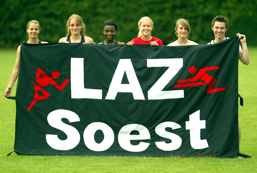 Bis heute Vereinsrekord: Für die Deutschen Jugendmeisterschaften 2009 in Rhede qualifizierten sich sechs Sportlerinnen und Sportler des LAZ Soest (von links): Lena Schulte, Denise Oldenburg, Stefanie Trampe, Laura Voß, Sabrina Kummetat und Sebastian Moritz. Foto: Bottin Bis heute Vereinsrekord: Für die Deutschen Jugendmeisterschaften 2009 in Rhede qualifizierten sich sechs Sportlerinnen und Sportler des LAZ Soest (von links): Lena Schulte, Denise Oldenburg, Stefanie Trampe, Laura Voß, Sabrina Kummetat und Sebastian Moritz. Foto: Bottin