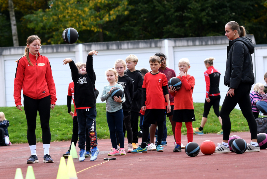 Beim beidhändigen Stoßen des 1-Kilo-Medizinballes zeigten einige Kinder bereits viel Talent. Foto: Bottin