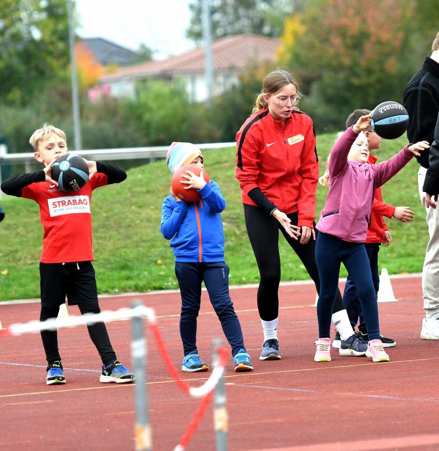 Beim beidhändigen Stoßen des 1-Kilo-Medizinballes zeigten einige Kinder bereits viel Talent. Foto: Bottin