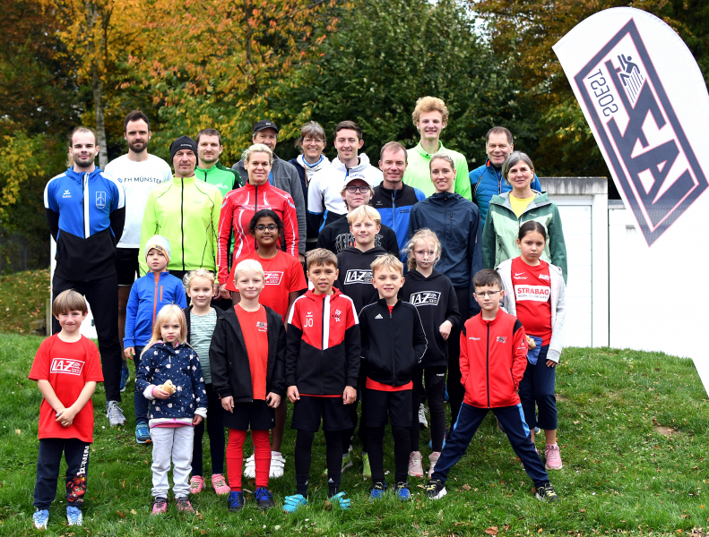 Rund 30 Teilnehmer waren beim Sportabzeichentag des LAZ Soest im Schulzentrum am Start. Foto: Bottin|Start zum 30-Meter-Sprint stand für die Jüngsten beim Sportabzeichentag des LAZ Soest im Schulzentrum auf dem Programm. Foto: Bottin|Beim beidhändigen Stoßen des 1-Kilo-Medizinballes zeigten einige Kinder bereits viel Talent. Foto: Bottin|Weitsprung aus dem Stand war eine von zahlreichen Disziplinen beim Sportabzeichentag des LAZ Soest. Foto: Bottin|Beim beidhändigen Stoßen des 1-Kilo-Medizinballes zeigten einige Kinder bereits viel Talent. Foto: Bottin|||