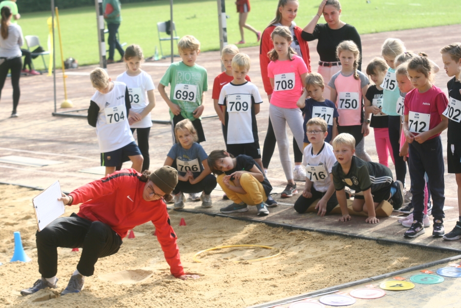 LAZ-Jugendwart Florian Wendt erklärt die Kinderleichtathletik.