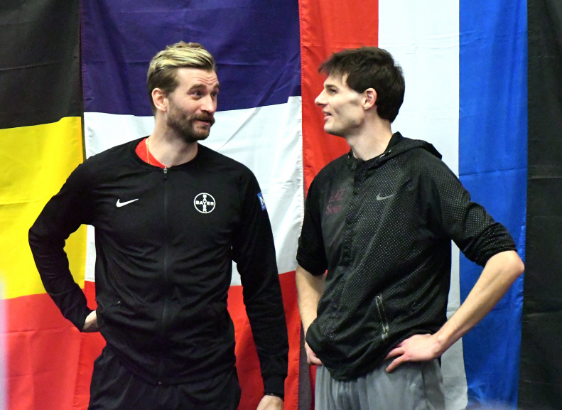 Vor dem Wettkampf in Clarholz: Falk Wendrich (rechts) im Gespräch mit dem mehrfachen Deutschen Meister und Ex-Europameister Mattheusz Przybylko (Bayer Leverkusen). Foto: Bottin|Hochspringer Falk Wendrich vom LAZ Soest bei der Begrüßung der Teilnehmer beim 20. Sparkassen-Hochsprungmeeting in Clarholz. Foto: Bottin|Hochspringer Falk Wendrich beim 20. Sparkassen-Hochsprungmeeting 2025 in Clarholz. Foto: Bottin|Falk Wendrich während des 20. Sparkassen-Hochsprungmeetings 2025 in Clarholz mit Trainerin Brigite Kurschilgen. Foto: Bottin|||