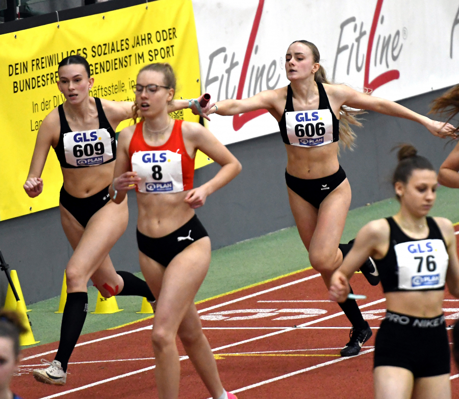 Maya Klute (Nr. 606) übergibt den Staffelstab beim zweiten Wechsel an ihre Mannschaftskameradin Delia Ponomarenko (Nr. 609) . Das Quartett des LAZ Soest                            beendete das Rennen über 4 x 200 Meter im dritten von sechs Zeitendläufen als Dritter in 1:47,06 Minuten. Foto: Bottin