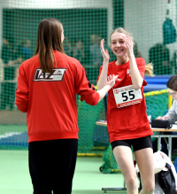 Sie kann es kaum fassen: Greta Karsten (W13) nach ihrem sensationellen Sprung über 1,65 Meter mit Trainerin Annika Straub. Foto: Bottin|Sie kann es kaum fassen: Greta Karsten (W13) nach ihrem sensationellen Sprung über 1,65 Meter mit Trainerin Annika Straub. Foto: Bottin|Hochsprung-Siegerehrung der W13 in Paderborn: Greta Karsten vom LAZ Soest distanzierte mit übersprungenen 1,65 Metern die Konkurrenz mit Marlene Nickel (links, VfL Bochum, Platz 2, 1,52 Meter) und Olivia Altmann (rechts, LG Hamm, Platz 3, 1,52 Meter) um Längen. Foto: Bottin|Freude und Jubel schon auf der Sprungmatte: Greta Karsten (W13) meisterte sensationelle 1,65 Meter im Hochsprung. Foto: Bottin|Die 4 x 100-Meter-Staffel der U14-Mädchen mit v.l.n.r. Rosalie Tigges, Marie Rustemeyer, Noelle Biegel und Greta Karsten landeten in 58,34 Sekunden auf Rang sechs. Foto: Bottin|In 59,04 Sekunden Platz sechs über 4 x 100 Meter: Die U14-Jungen des LAZ Soest mit v.l.n.r. Lenn Wolf, Malte Langenscheidt, Bastian Sievert und Michel Bottin. Foto: Bottin|Platz 10: Lenn Wolf (M12) erzielte im Finale über 60 Meter 9,13 Sekunden. Im Vorlauf unterbot er in 8,97 Sekunden sogar die Neun-Sekunden-Marke. Foto: Bottin|Bastian Sievert (M13) legte die 60 Meter in 9,10 Sekunden zurück. Foto: Bottin|Wimpernschlagfinale: Michel Bottin vom LAZ Soest - hier im Vorlauf - wurde Vize-Westfalenmeister der M13 über 60-Meter-Hürden. Foto: Marcus Bottin|Tanzfläche Hochsprungmatte: Die Zwölfjährige Greta Karsten vom LAZ Soest erzielte sensationelle 1,65 Meter im Hochsprung und ist in den Altersklassen W13 und W14 die Nummer eins in Deutschland. Foto: Bottin|Ungläubiges Staunen auf der Hochsprungmatte: Die Zwölfjährige Greta Karsten vom LAZ Soest erzielte sensationelle 1,65 Meter im Hochsprung und ist in den Altersklassen W13 und W14 die Nummer eins in Deutschland. Foto: Bottin|Zwei Mal Platz sechs bei den Hallen-Westfalenmeisterschaften über 4 x 100 Meter für das LAZ Soest: Oben das Qaurtett der Jungen mit v.l.n.r. Malte Langenscheidt, Bastian Sievert, Lenn Wolf und Michel Bottin, unten das Quartett der Mädchen mit v.l.n.r. Rosalie Tigges, Marie Rustemeyer, Noelle Biegel und Greta Karsten. Foto: Bottin|||