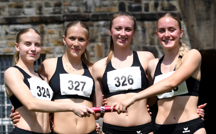 Freude über ein tolles Staffelresultat: Das U18-Quartett, (von links) Maja Bolinger, Mia Vollmer, Sophie Martin und Maya Klute, lief                             mit 48,61 Sekunden über 4 x 100 Meter in die deutsche Spitzenklasse. Foto: Bottin