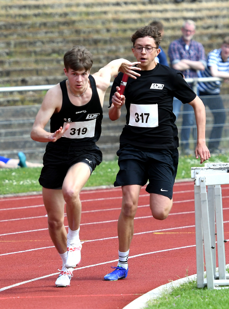 Dritter und letzter Wechsel über 4 x 100 Meter zwischen Levi Klute (rechts) und David Stracke. Die männliche U18-Staffel                             des LAZ Soest erzielte beim Borsigmeeting in Gladbeck 45,66 Sekunden. Foto: Bottin