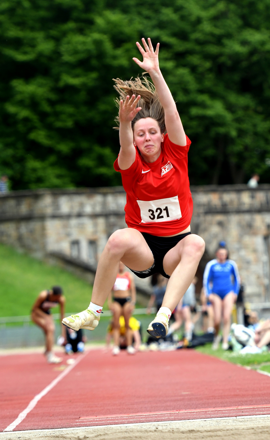 LAZ-Sportlerin Annika Straub sprang im Stadion Gladbeck 4,51 Meter weit. Foto: Bottin LAZ-Sportlerin Annika Straub sprang im Stadion Gladbeck 4,51 Meter weit. Foto: Bottin