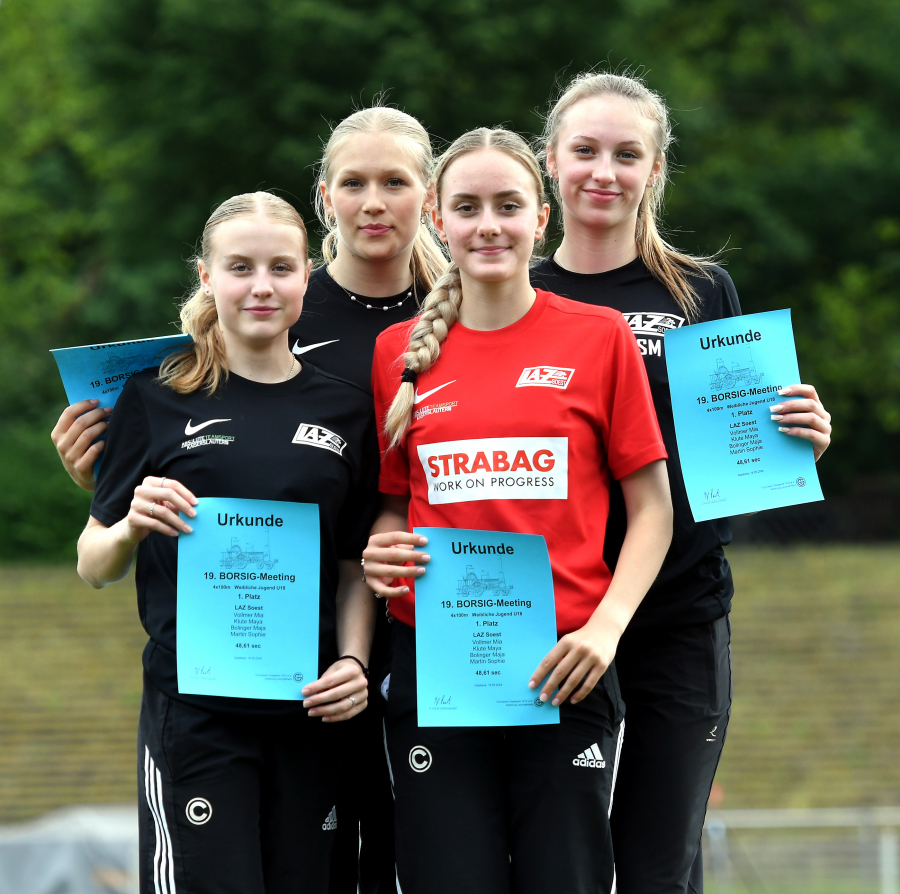 Lauf in die deutsche Spitzenklasse: mit 48,61 Sekunden sind Maja Bolinger, Mia Vollmer, Maya Klute und Sophie Martin (von links) vom LAZ Soest bundesweit das viertschnellste U18-Staffelquartett über 4 x 100 Meter. Foto: Bottin