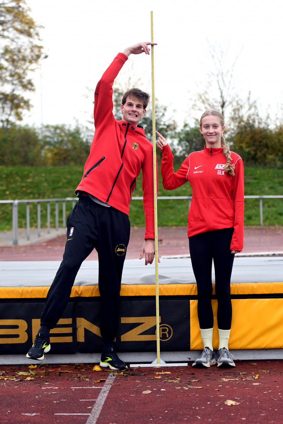Die beiden zeigen es am Messstab: Falk Wendrich sprang 2,28 Meter bei den Männern und Greta Karsten 1,64 Meter in der Altersklasse W13. Foto: Bottin.