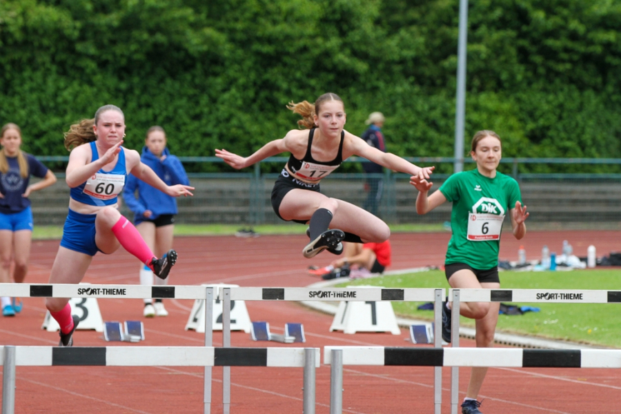 Nia Ferige (Mitte) krönte sich zur Westfalenmeisterin im Blockwettkampf Wurf. Foto: Reinhard