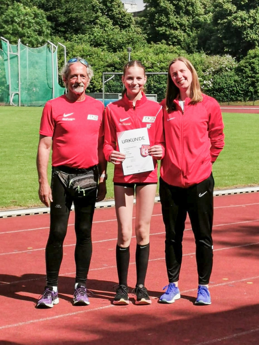 Nia Ferige mit Trainerin Annika Straub und Trainer Ralf Reinhard.