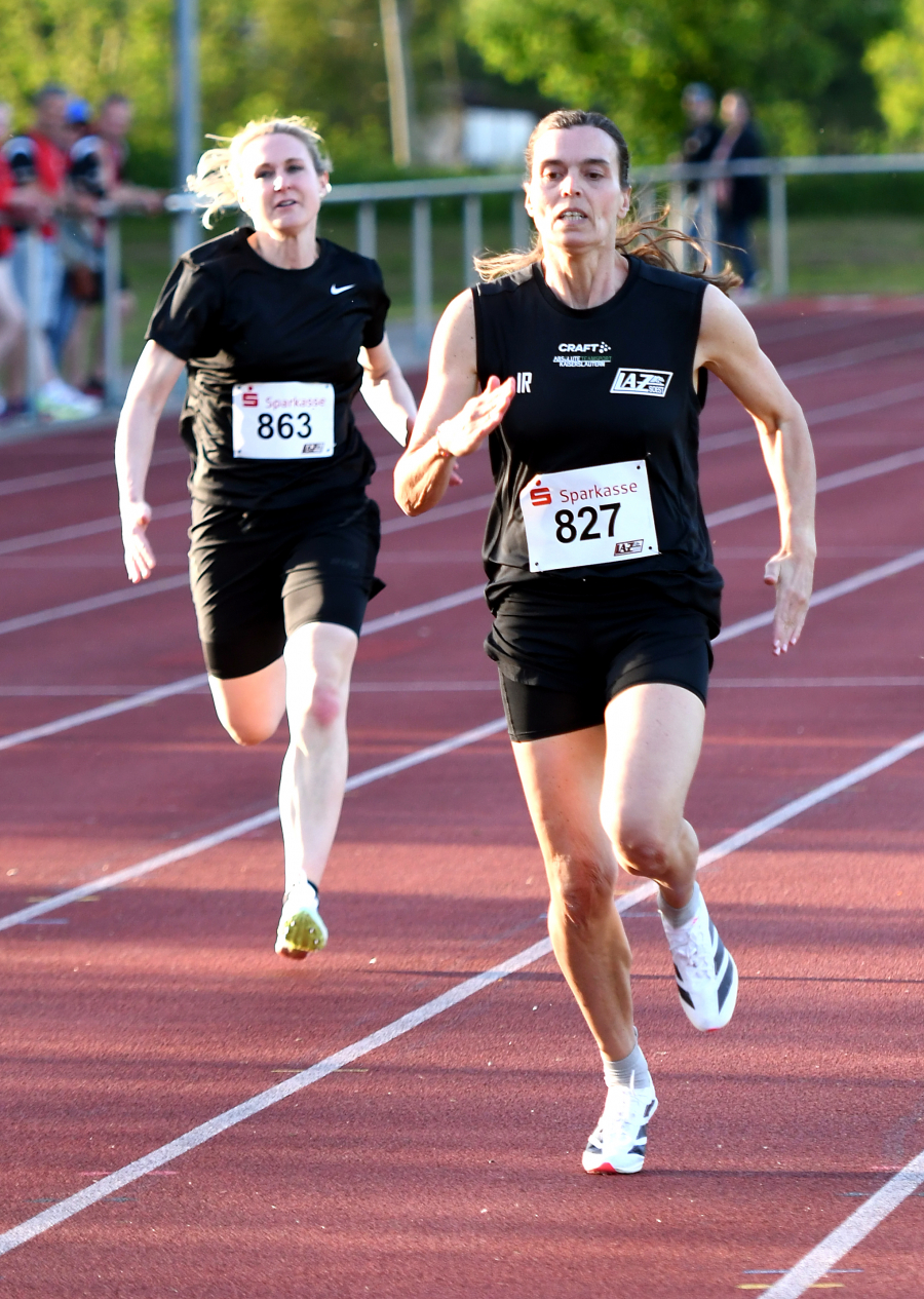 Zwei Westfalenmeisterinnen vom LAZ Soest: Ines Rustemeyer (rechts) und Dr. Janina Biegel holten sich bei den Titelkämpfen in Wassenberg Gold über 200 Meter und im Weitsprung. Foto: Bottin