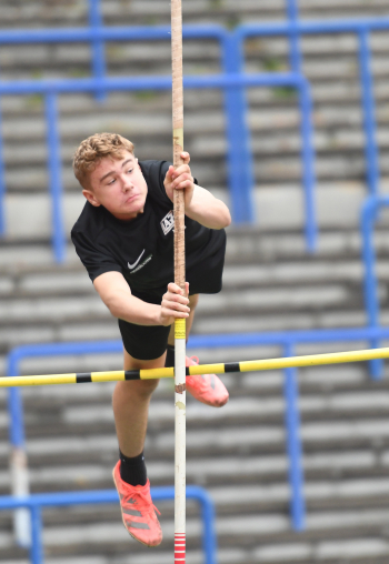 Steigerung in Hagen: M13-Sportler Michel Bottin vom LAZ Soest erzielte 2,45 Meter im Stabhochsprung. Foto: Marcus Bottin|Saisonabschluss im Hagener Ischelandstadion: Nach seiner Steigerung auf 37,60 Meter ist M13-Sportler Michel Bottin vom LAZ Soest jetzt zweitbester Speerwerfer in Westfalen. Foto: Marcus Bottin|||