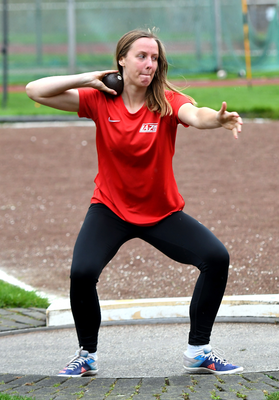 Mit neuer Drehstoßtechnik Vierte im Kugelstoßen der Frauen: Annika Straub erzielte in Gladbeck 9,61 Meter. Foto: Bottin Mit neuer Drehstoßtechnik Vierte im Kugelstoßen der Frauen: Annika Straub erzielte in Gladbeck 9,61 Meter. Foto: Bottin