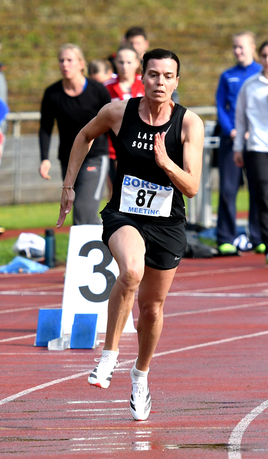 Mit DM-Norm an die Spitze Westfalens: W50-Athletin Ines Rustemeyer vom LAZ Soest verbesserte ihre Saisonbestmarke über 100 Meter auf starke 14,53 Sekunden. Foto: Bottin