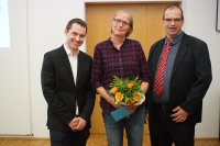 Sebastian Moritz (links) und Ulrich Busemann ehrten Heidrun Gruber.