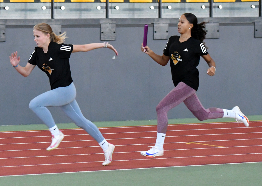 Staffelwechsel zwischen Maja Bolinger (links) und Samary Davies (Wattenscheid) im Rahmen des Lehrgangs des westfälischen Sprintkaders in Dortmund. Foto: Bottin