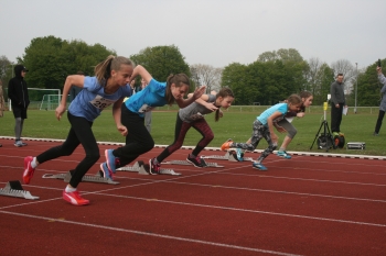 Knapp 50 Sportler startete beim Sprintmehrkampf in die Saison.