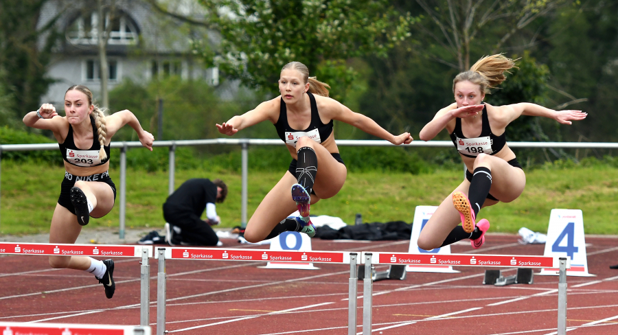 Das U18-Hürdentrio des LAZ Soest, v.l.n.r. Maya Klute, Mia Vollmer und Sophie Martin, am ersten Hindernis der 100-Meter-Strecke. Sophie Martin erzielte bei ihrem Debüt über diese Hürdendistanz auf Anhieb gute 14,96 Sekunden. Foto: Bottin Das U18-Hürdentrio des LAZ Soest, v.l.n.r. Maya Klute, Mia Vollmer und Sophie Martin, am ersten Hindernis der 100-Meter-Strecke. Sophie Martin erzielte bei ihrem Debüt über diese Hürdendistanz auf Anhieb gute 14,96 Sekunden. Foto: Bottin