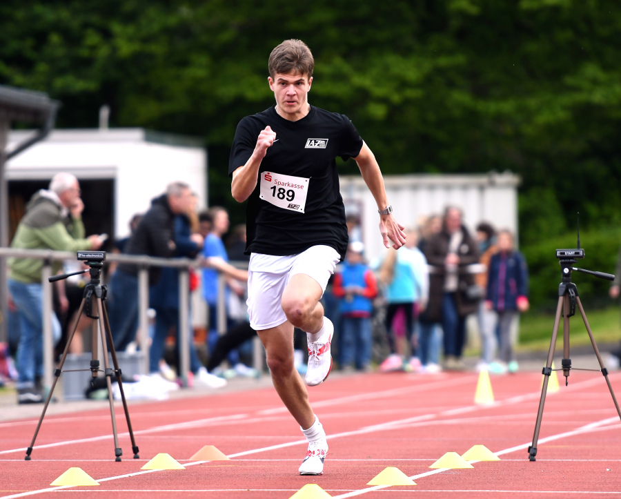 Der absolut schnellste Sportler des Sprintabends im Schulzentrum: U18-Athlet David Stracke vom LAZ Soest erzielte mit 2,96 Sekunden im fliegenden Sprint über 30 Meter als Einziger eine Zeit unter drei Sekunden. Foto: Bottin Der absolut schnellste Sportler des Sprintabends im Schulzentrum: U18-Athlet David Stracke vom LAZ Soest erzielte mit 2,96 Sekunden im fliegenden Sprint über 30 Meter als Einziger eine Zeit unter drei Sekunden. Foto: Bottin