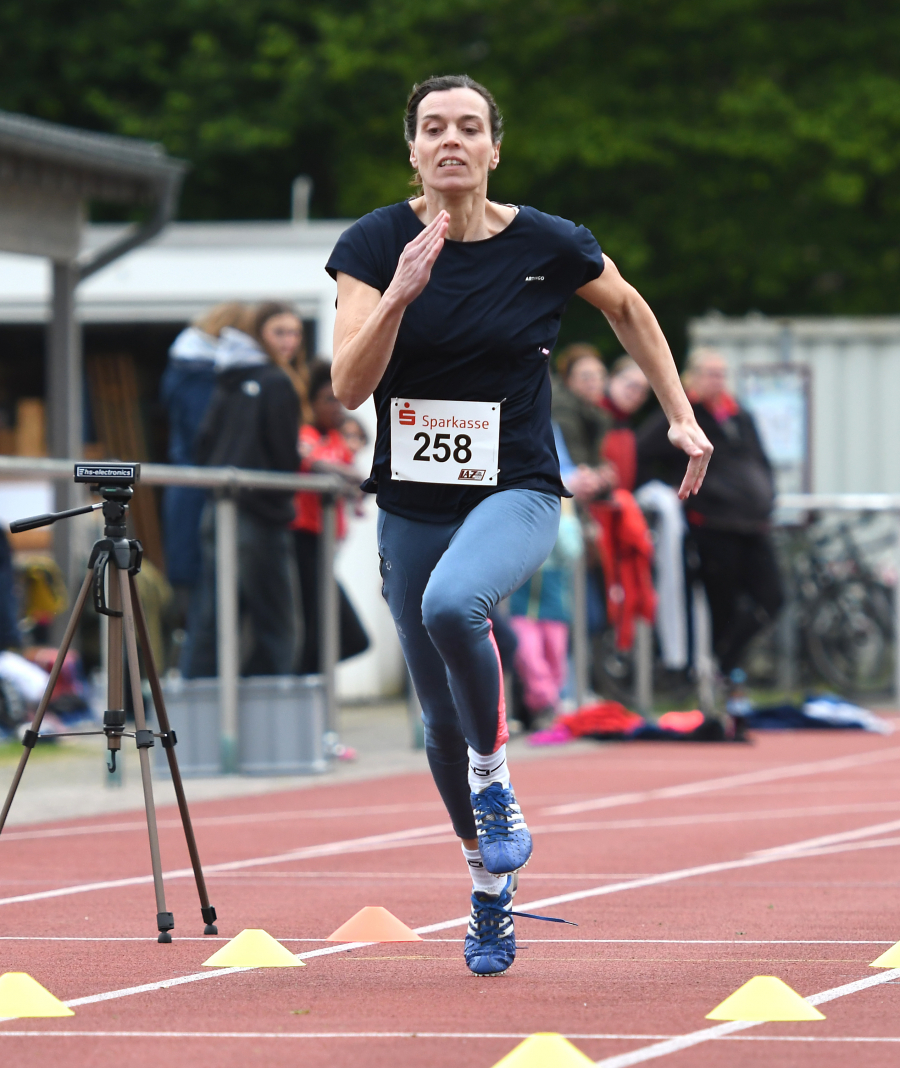 Schnelle Handballerin: Ine Rustemeyer, sonst eher bei den STV-Frauen in der Halle aktiv, bewies ihre Sprintqualitäten im Freien. Über 200 Meter verfehlte die W45-Athletin in 31,21 Sekunden nur um eine Hundertstel die Norm für die Deutschen Meisterschaften. Foto: Harald Bottin Schnelle Handballerin: Ine Rustemeyer, sonst eher bei den STV-Frauen in der Halle aktiv, bewies ihre Sprintqualitäten im Freien. Über 200 Meter verfehlte die W45-Athletin in 31,21 Sekunden nur um eine Hundertstel die Norm für die Deutschen Meisterschaften. Foto: Harald Bottin