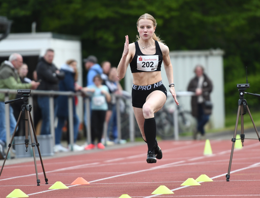 W15-Athletin Maja Bolinger vom LAZ Soest sorgte beim Sprintabend ihres Vereins für das Topergebnis: Die 14-Jährige knackte bei ihrem ersten Einzelstart über 200 Meter in 25,70 Sekunden auf Anhieb die DM-Norm bei der weiblichen Jugend U18. Im 30-Meter-fliegend-Sprint erzielte die Oestinghausenerin 3,40 Sekunden. Foto: Bottin W15-Athletin Maja Bolinger vom LAZ Soest sorgte beim Sprintabend ihres Vereins für das Topergebnis: Die 14-Jährige knackte bei ihrem ersten Einzelstart über 200 Meter in 25,70 Sekunden auf Anhieb die DM-Norm bei der weiblichen Jugend U18. Im 30-Meter-fliegend-Sprint erzielte die Oestinghausenerin 3,40 Sekunden. Foto: Bottin
