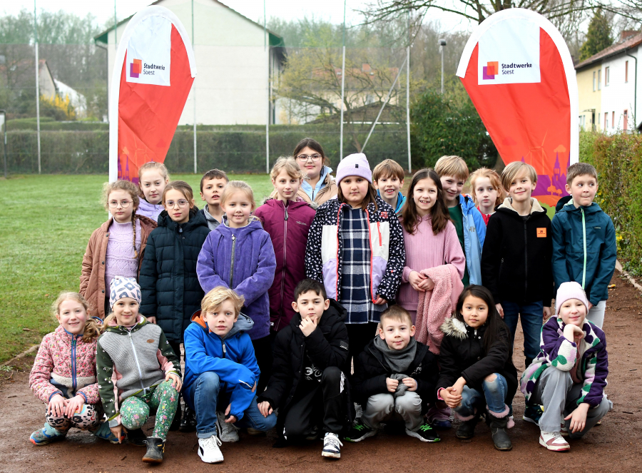 Die Schülerinnen und Schüler der 3b der Wieseschule machten den Auftakt zum Stadtwerke Soest-LAZ-Grundschul-Sprintcup 2024 und legten im fliegenden Sprint die 20-Meter-Strecke auf der schuleigenen Sportanlage zurück. Foto: Bottin