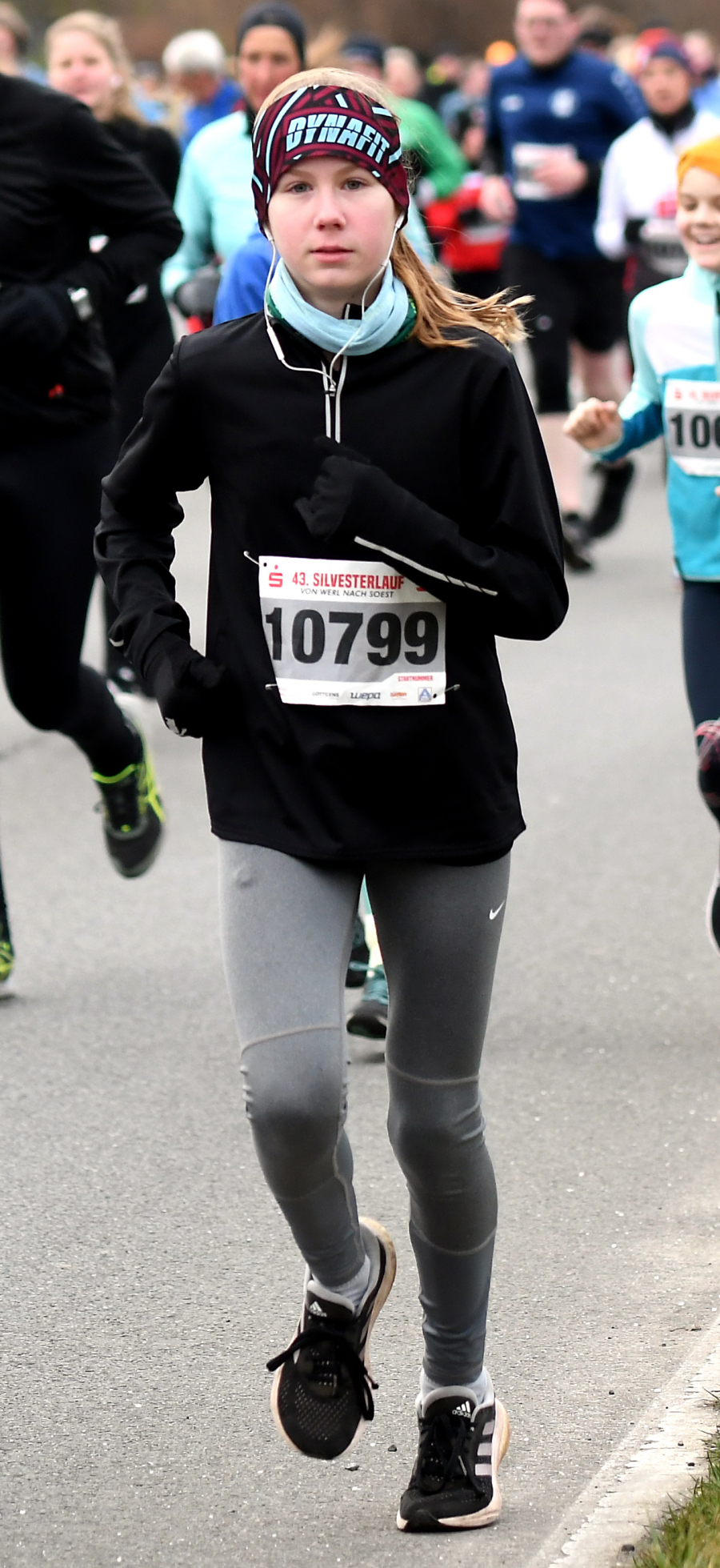 Sauerland-Cup-Siegerin Noelle Biegel (W11) vom LAZ Soest beim Silvesterlauf 2024 auf der Fünf-Kilometer-Strecke. Foto: Bottin