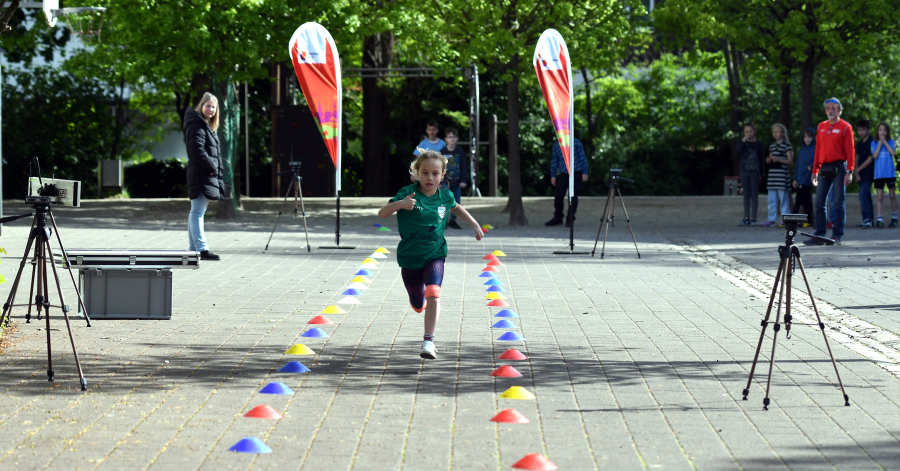 Bei der Vorrunde an der Brunoschule wurde auf den Steinplatten des Schulhofs gesprintet. Das Finale des Stadtwerke Soest-LAZ- Grundschul-Sprintcups am kommenden Dienstag findet auf der Kunststoffbahn im Soester Schulzentrum statt. Foto: Bottin