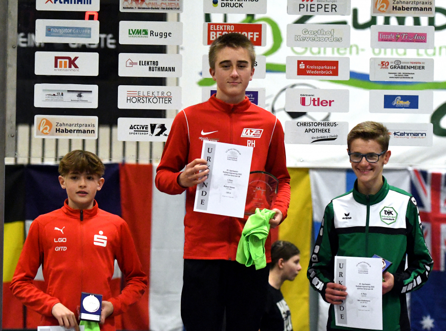 M14-Siegerehrung beim Hochsprungmeeting in Clarholz: Rafael Hesse vom LAZ Soest (Mitte) gewinnt mit 1,62 Metern vor Faris Knop (Dortmund, links, 1,57 Meter) und Ben Pathmann (Werl, 1,42 Meter). Foto: Bottin