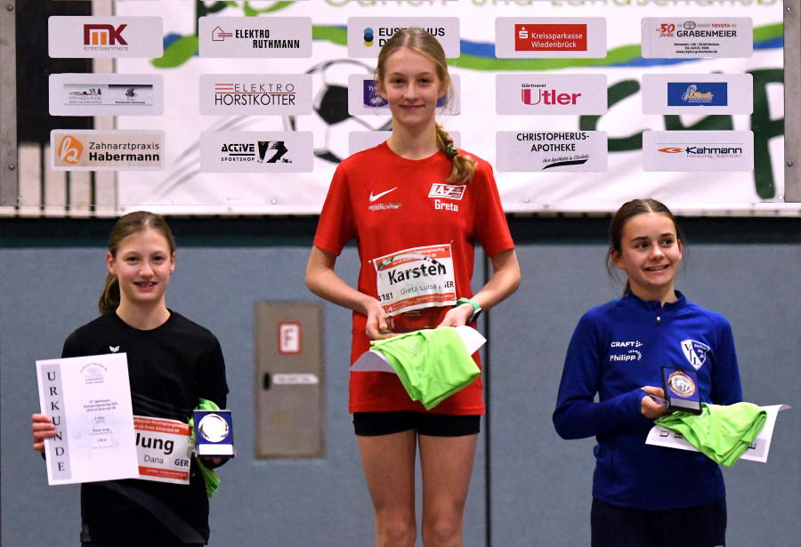 W13-Siegerehrung in Clarholz: Greta Karsten (LAZ Soest, Mitte) siegt mit 1,54 Metern vor Dana Jung (LG Kreis Gütersloh, links, 1,45 Meter) und Pauline Kapaan (VfL Bochum, 1,40 Meter). Foto: Bottin