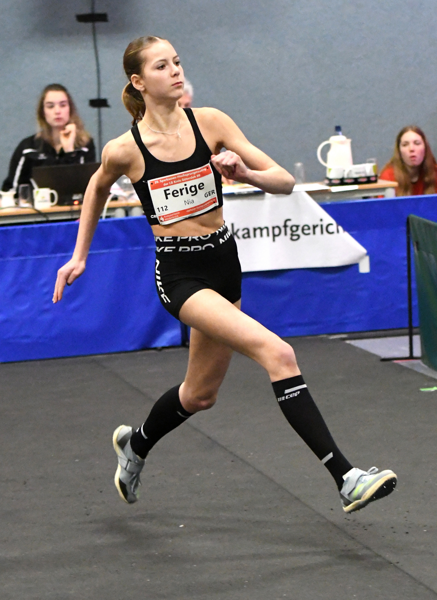 Sieg und persönliche Bestleistung: Nia Ferige (W15) vom LAZ Soest übersprang beim Hochsprungmeeting in Clarholz 1,57 Meter. Foto: Bottin