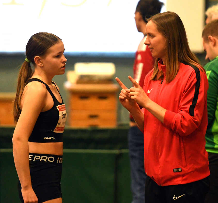 Auch die Korrekturversuche von Trainerin Annika Straub halfen nicht: Marlene Soer (W14) vom LAZ Soest musste sich beim Hochsprungmeeting in Clarholz mit 1,37 Meter zufrieden geben. Foto: Bottin