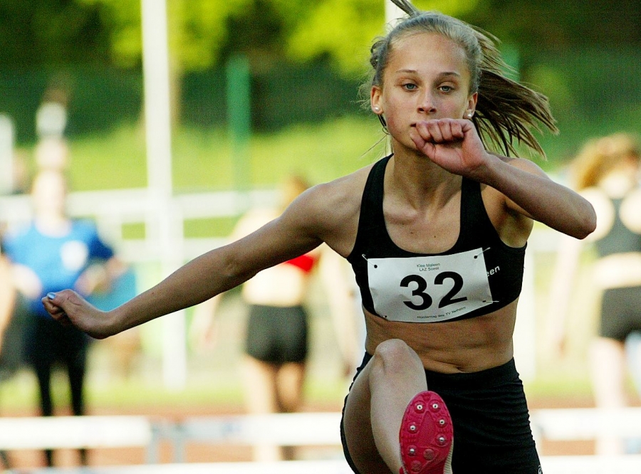 Maleen Klee beim 80-Meter-Hürdensprint.