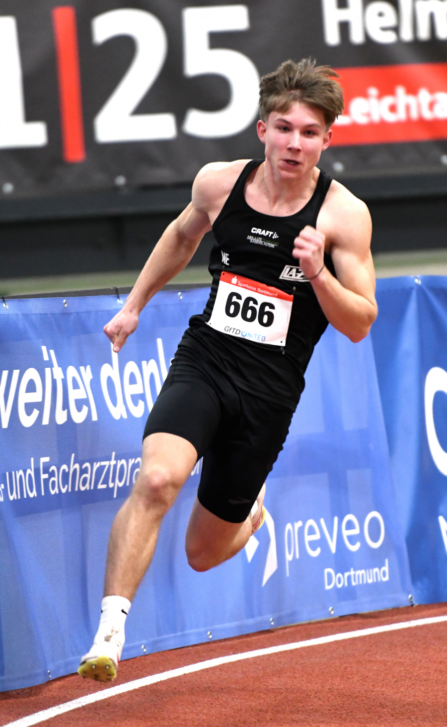 Matthis Eckhoff (m.J. U18) vom LAZ Soest legte die 200 Meter in 23,86 Sekunden zurück. Foto: Bottin