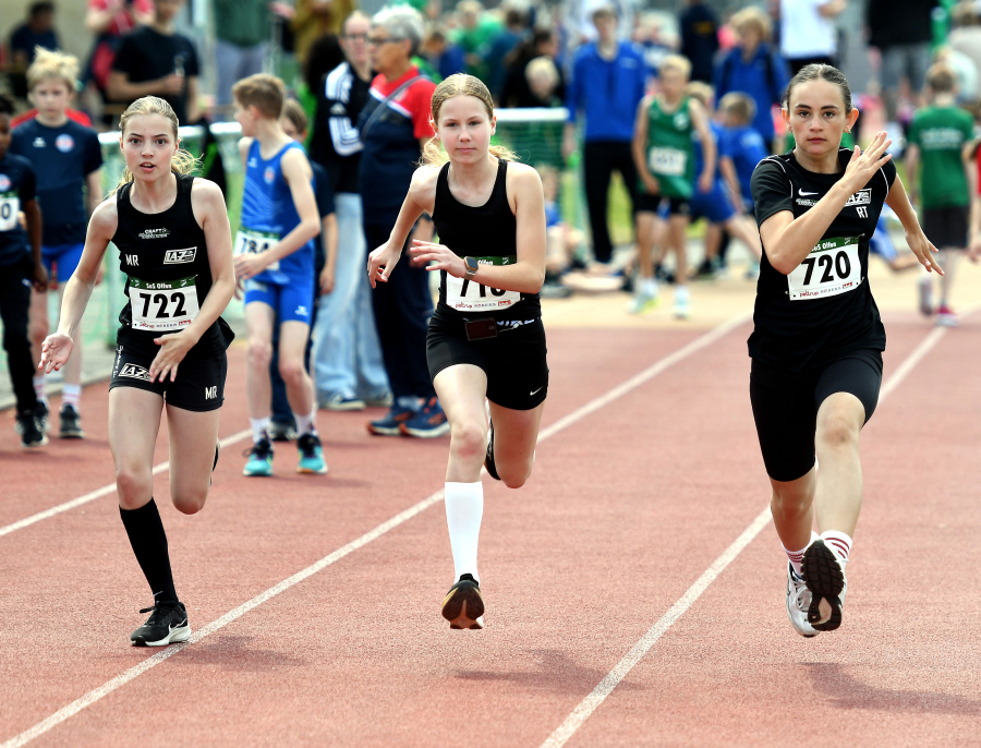 Marie Rustemeyer, Noelle Biegel und Rosalie Tigges (v.l.n.r.) vom LAZ Soest absolvierten beim Herbst-Meeting in Hagen erfolgreich einen letzten Test zwei Wochen vor den U14-Westfalenmeisterschaften in Recklinghausen. Biegel erzielte über 800 Meter mit starken 2:39,82 Minuten persönliche Bestzeit. Foto: Bottin