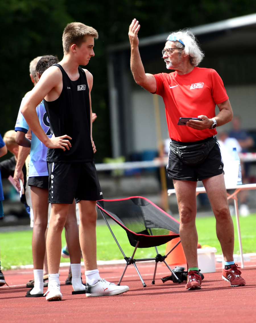 Anweisungen von Trainer Ralf Reinhardt: LAZ-Mehrkampftalent Rafael Hesse (M14) qualifizierte sich in Blomberg für die Deutschen Meisterschaften im Neunkampf und stellte im Vierkampf eine nationale Jahresbestleistung für seine Altersklasse auf. Foto: Bottin