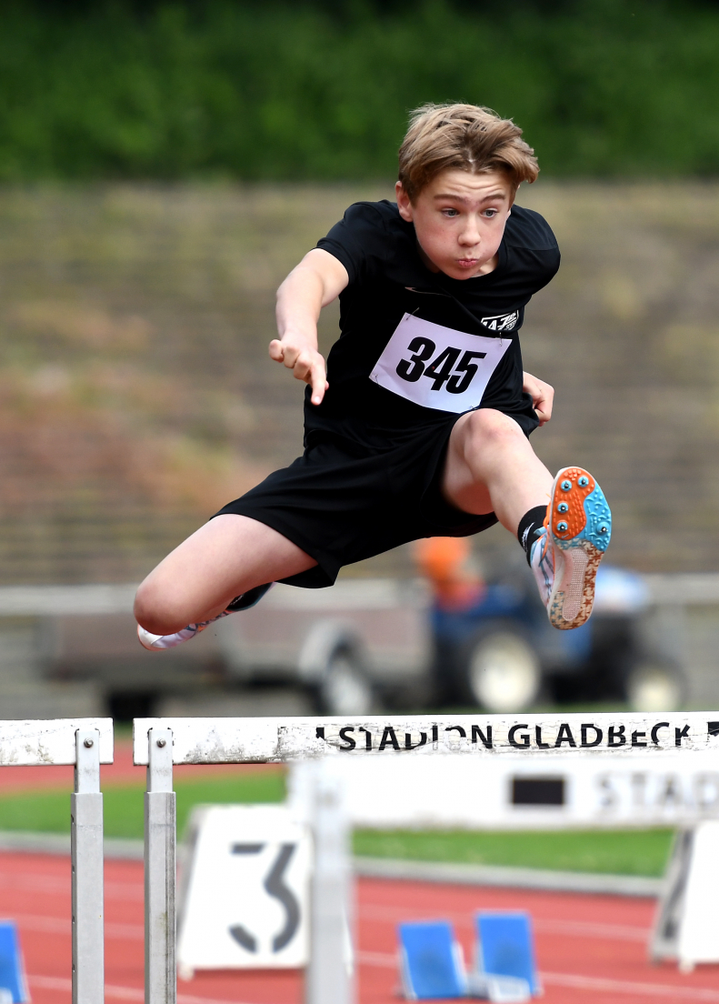 Debütlauf an die Spitze Westfalens: Michel Bottin vom LAZ Soest setzte sich mit seinem ersten 60-Meter-Hürdenlauf in ausgezeichneten 10,84 Sekunden                             auf Anhieb auf Platz eins der Westfälischen Bestenliste der Altersklasse M12. Foto: Bottin|Debütlauf an die Spitze Westfalens: Michel Bottin vom LAZ Soest setzte sich mit seinem ersten 60-Meter-Hürdenlauf in ausgezeichneten 10,84 Sekunden                             auf Anhieb auf Platz eins der Westfälischen Bestenliste der Altersklasse M12. Foto: Bottin|||