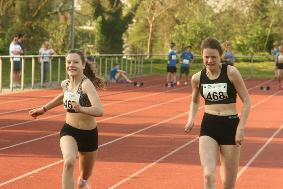 Foto-Finish in der W15: Lea Rogge (links) und Kiana Hinners.