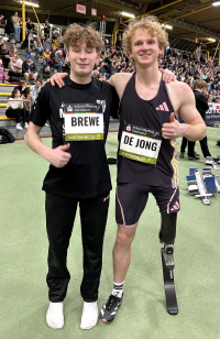 Der sehbehinderte Martin Brewe vom LAZ Soest trifft beim Indoor-Meeting in Dortmund auf den niederländischen Para-Superstar Joel de Jong. Foto: Bottin|||