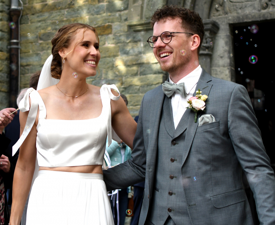 Laura Voß und Pascal Fuhrmann (Voß) nach der Vermählung vor dem Eingang zur Soester Hohnekirche. Fotos: Harald Bottin