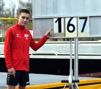 Er zeigt es an: U14-Athlet Rafael Hesse vom LAZ Soest übersprang in dieser Saison ausgezeichnete 1,67 Meter und ist damit in seiner Altersklasse M13 zweitbester Hochspringer Deutschlands. Foto: Bottin|Ein Nachwuchs-Duo, auf das der Verein zu Recht stolz sein kann: Greta Karsten (W12) und Rafael Hesse (M13) vom LAZ Soest sind in ihren Altersklassen die Nummer eins bzw. zwei in Deutschland. Foto: Bottin|||